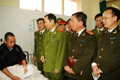 Tướng Phạm Quý Ngọ với các chiến sĩ công an anh dũng